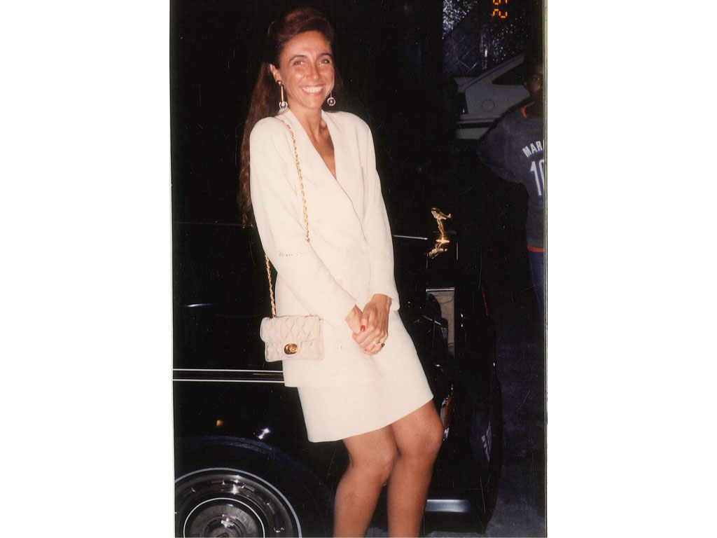 De look Armani chegando em um jantar em Los Angeles