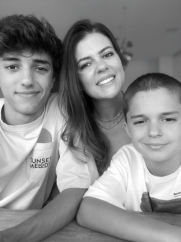 Thais Vilarinho e os filhos Matheus e Thomas